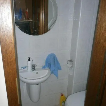 Large With Wardrobe Space דירה