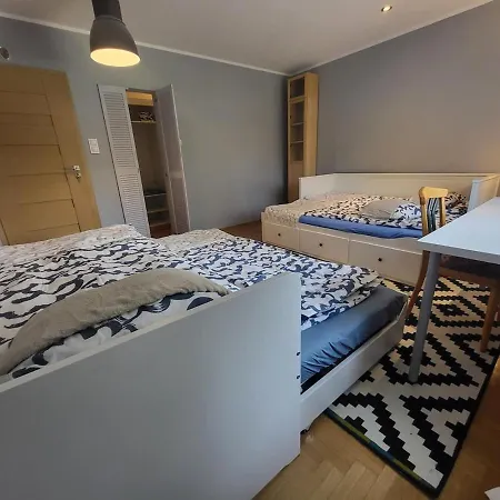 Large With Wardrobe Space ורשה