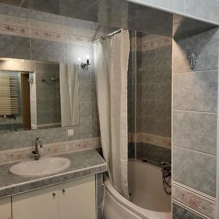 Large With Wardrobe Space ורשה